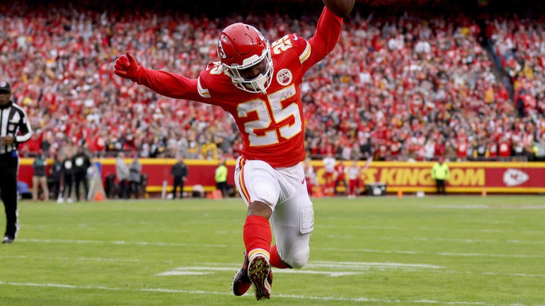 gettyimages-1361121404-clyde-edwards-helaire-chiefs-rb-td-1q-2021-1400.jpg