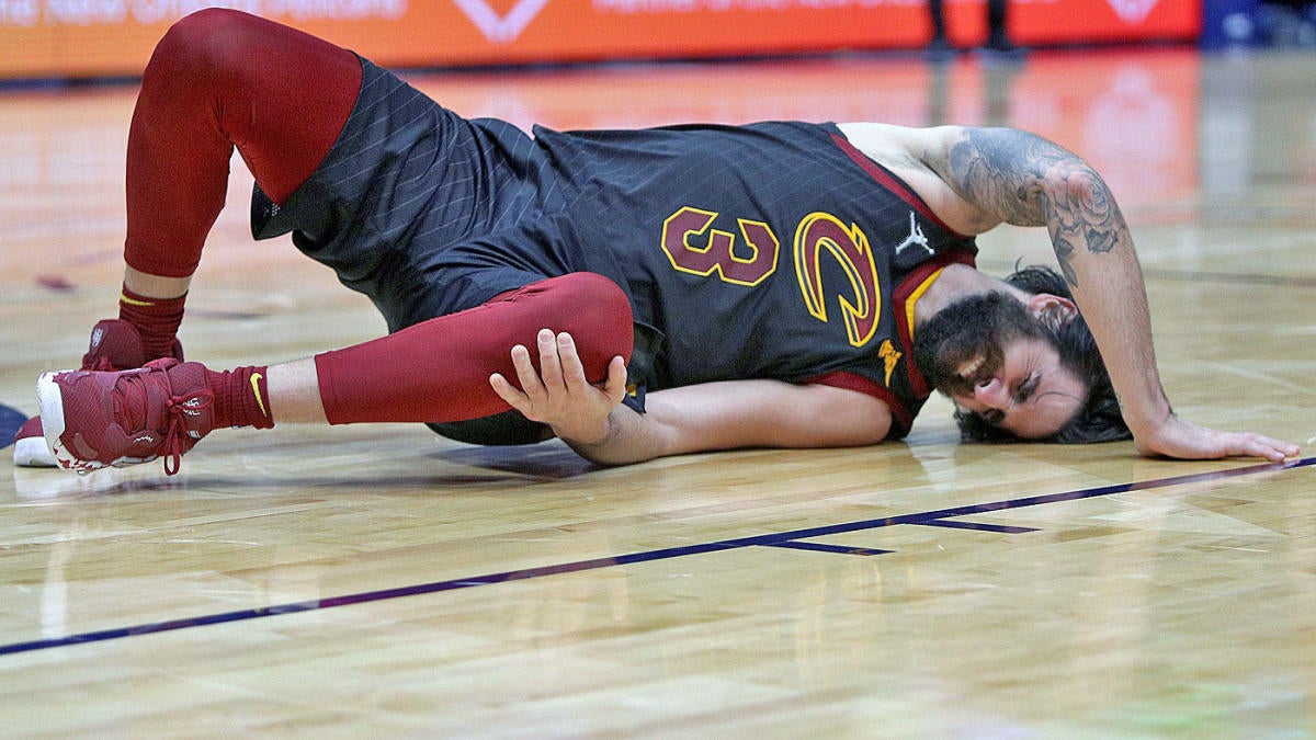 Ricky Rubio menderita cedera lutut yang tampak menakutkan saat Cavs kalah dari Pelicans, dilaporkan akan menjalani MRI pada hari Rabu