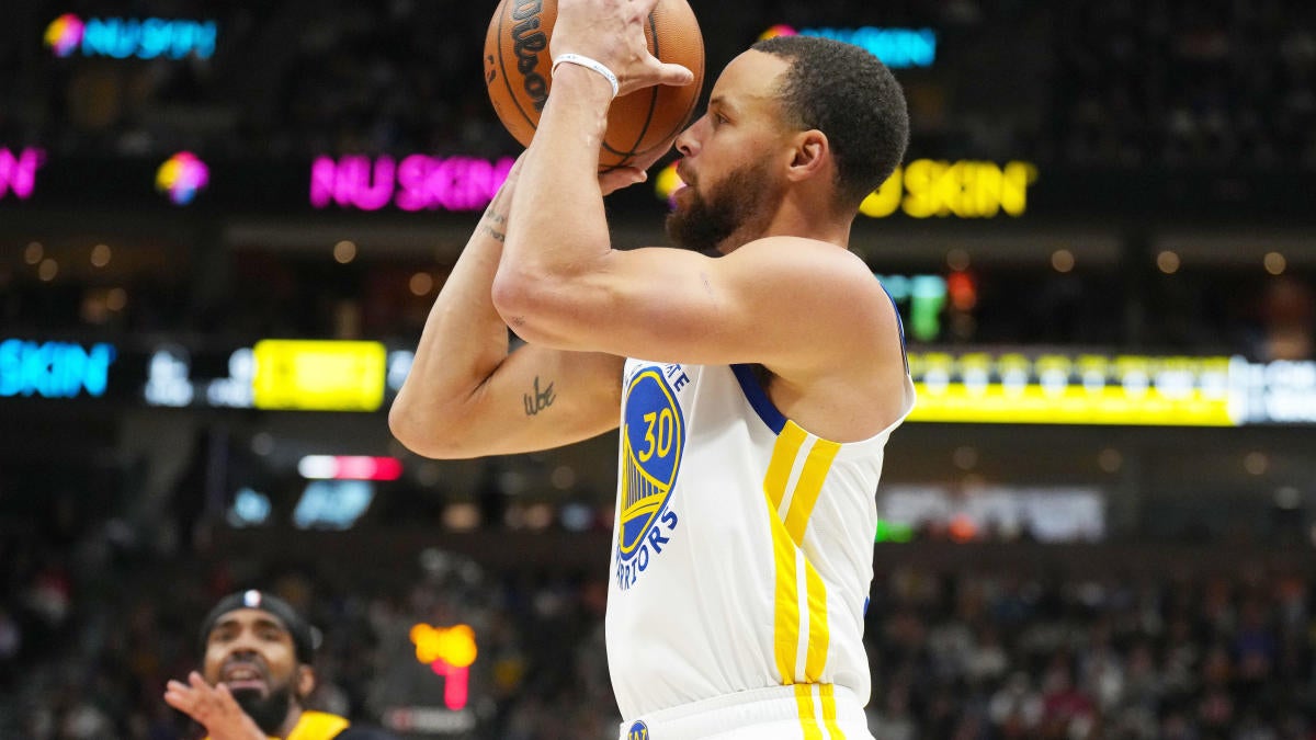 Stephen Curry dari Warriors memecahkan rekor NBA sendiri dengan memasukkan lemparan tiga angka dalam 158 pertandingan berturut-turut