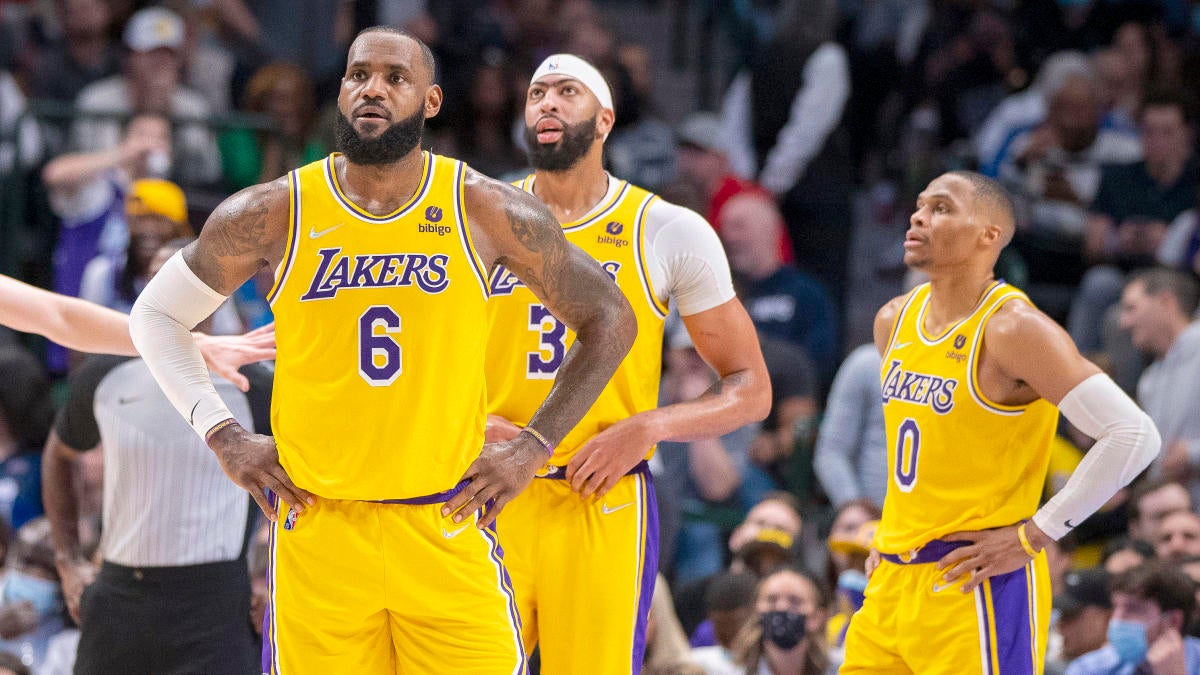 Lakers di antara kekecewaan terbesar di titik tengah, tetapi LeBron James masih terlihat seperti kode cheat playoff