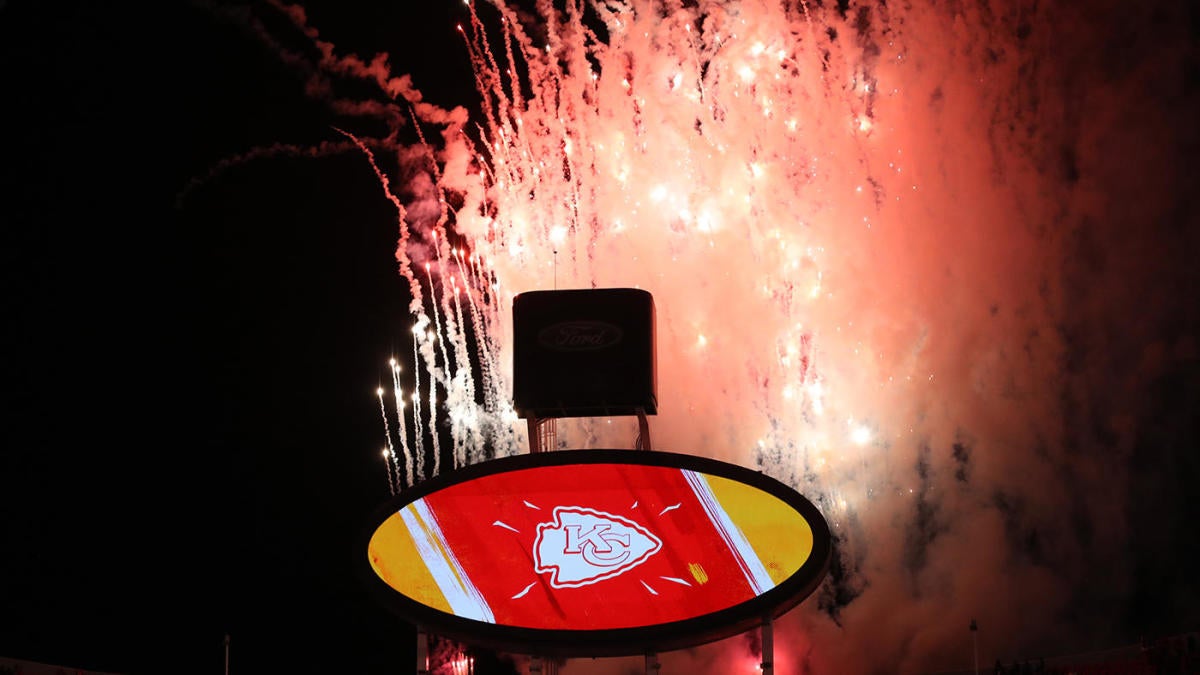 Fireworks stream above Arrowhead Stadium before an NFL football game  between the Kansas City Chiefs and the San Diego Chargers Monday, Sept. 13,  2010 in Kansas City, Mo. (AP Photo/Charlie Riedel Stock