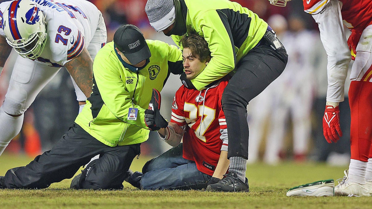 Fan runs onto field during Chiefs-Bills game over $1,000 bet, is later  arrested 