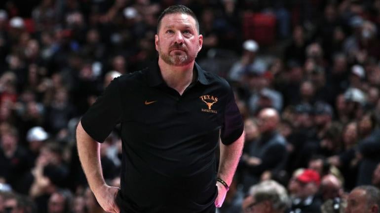 Mantan pelatih Texas Chris Beard muncul sebagai kandidat utama untuk mengambil alih Ole Miss
