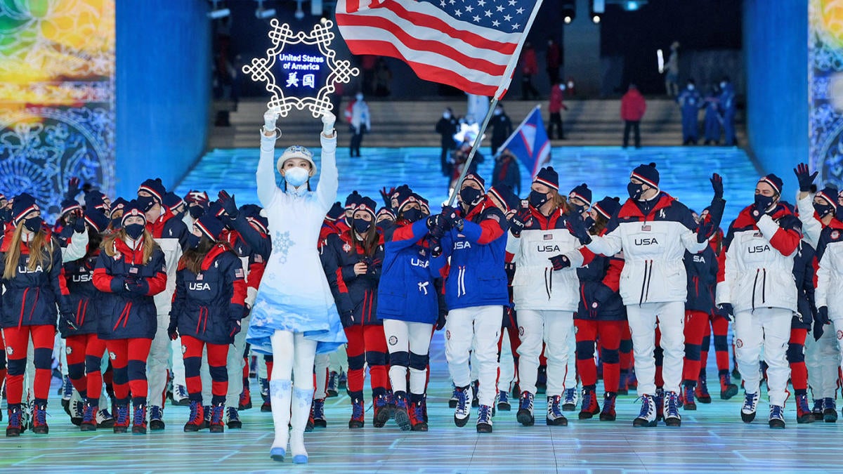 Atlet Olimpiade Tim AS memamerkan barang curian yang akan mereka kenakan selama Olimpiade Musim Dingin Beijing 2022