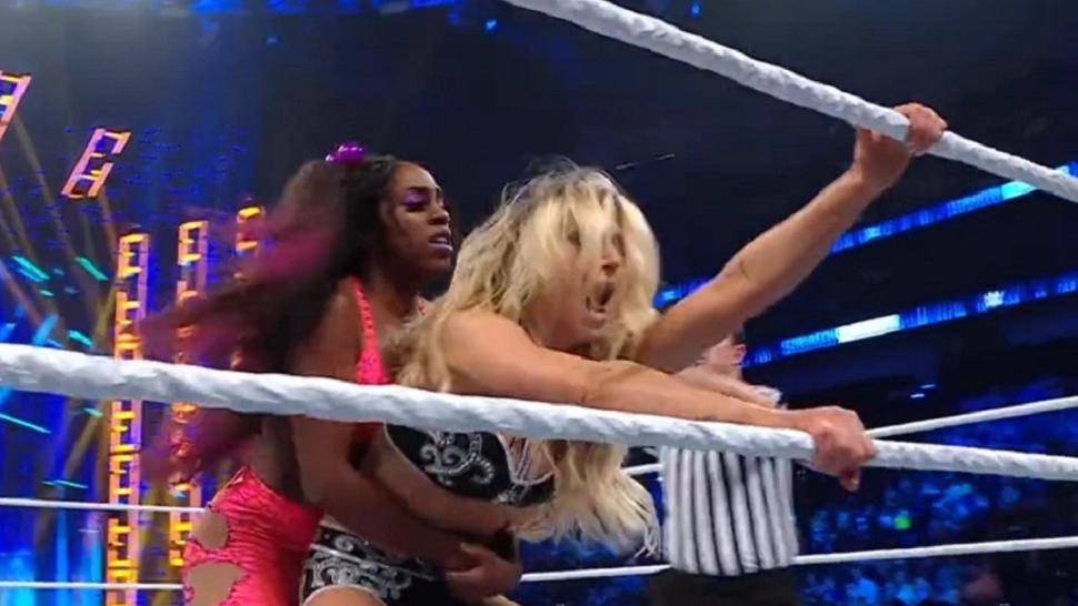 flair-naomi-wwe-smackdown.jpg