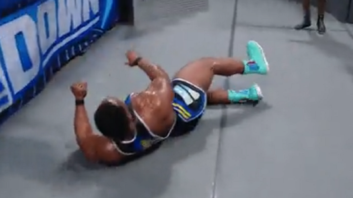 Big E menderita patah leher setelah jatuh secara tidak sengaja di kepalanya selama WWE SmackDown
