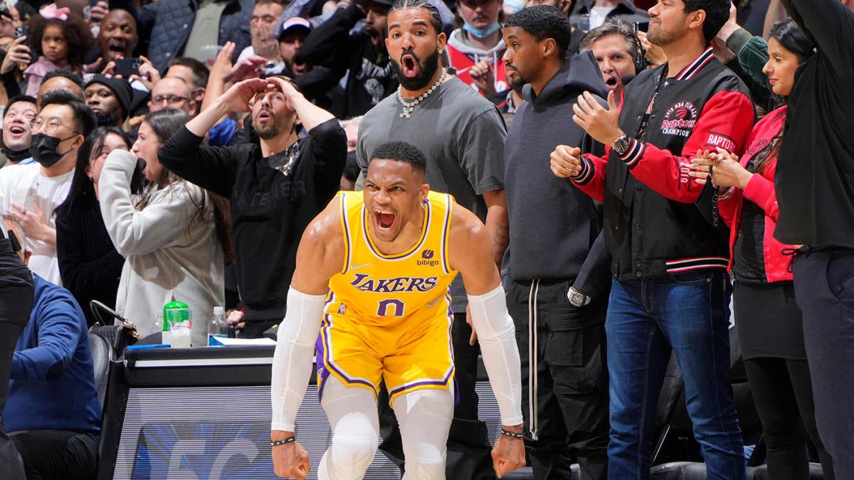 Russell Westbrook dari Lakers mengejutkan Drake dengan mencuri kopling ajaib, 3-pointer untuk memaksa OT dalam kemenangan vs. Raptors