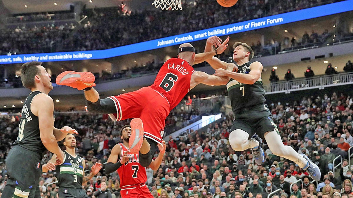 Bulls' Alex Caruso breaks wrist on flagrant foul by Bucks' Grayson Allen