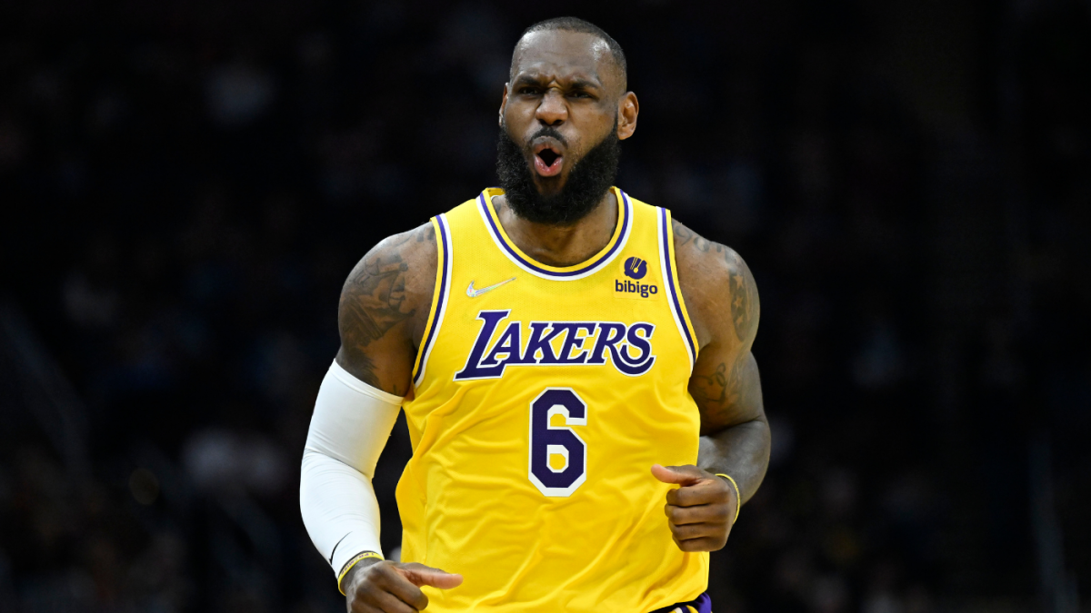 LeBron James dari Lakers mendapat triple-double, melakukan dunk pada Kevin Love sebagai balasan atas Cleveland