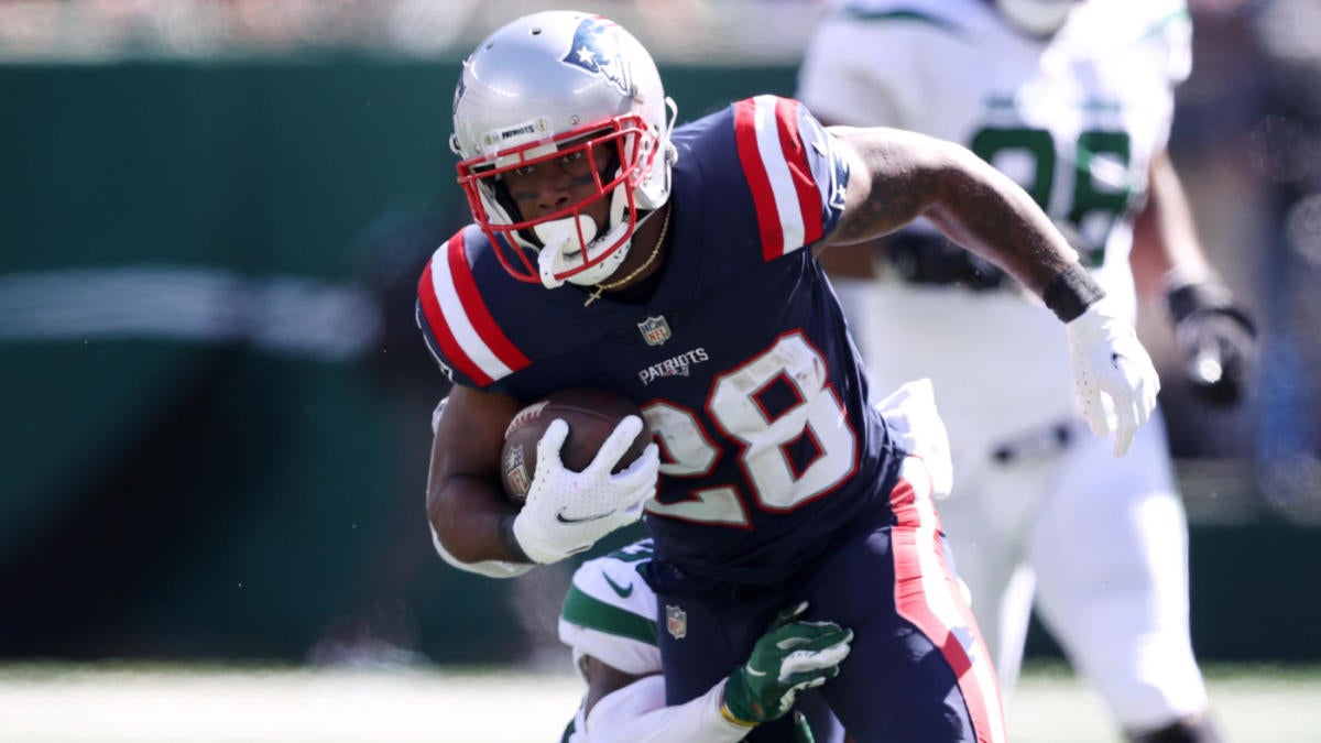 Mac Jones Has Quiet, Meaningful Supporter In Patriots Locker Room