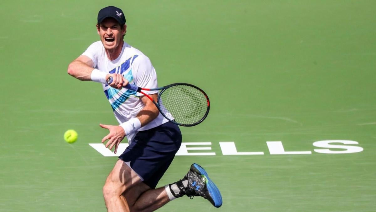 TONTON: Alexander Bublik melakukan pukulan liar menggunakan gagang raket di Miami Open