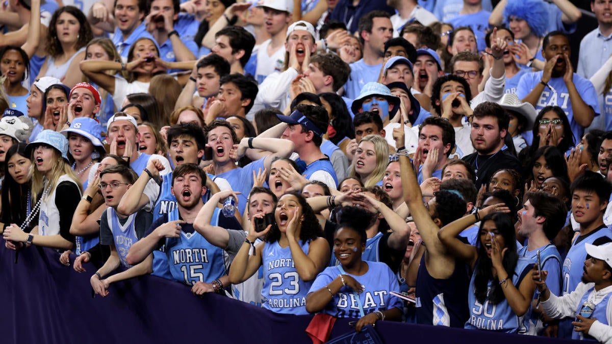 WATCH North Carolina fans storm court at Dean Smith Center after 2022 Final Four win over Duke
