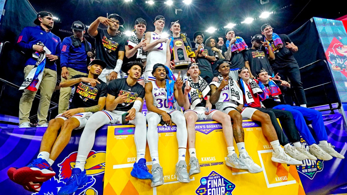 TONTON: ‘One Shining Moment’ setelah Kansas memenangkan gelar Turnamen NCAA 2022 untuk menyelesaikan March Madness