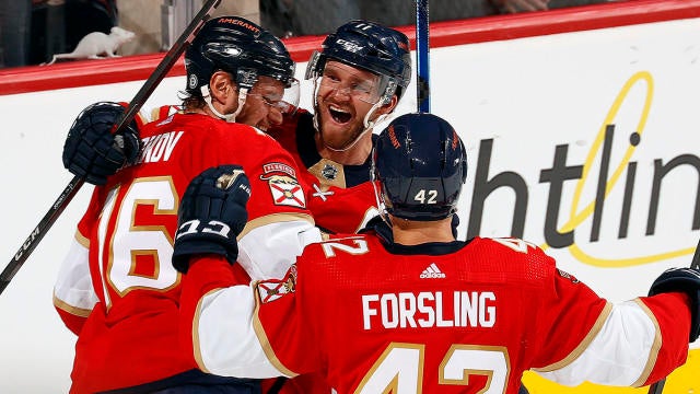 Sam Reinhart of the Florida Panthers sits on the bench between News  Photo - Getty Images