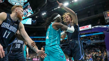 robin-lopez-admiral-schofield-usatsi.jpg