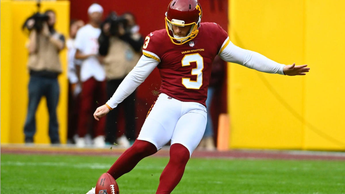 Washington Commanders place kicker Joey Slye (6) kicks against the New York  Giants during an NFL football game Sunday, Dec. 4, 2022, in East  Rutherford, N.J. (AP Photo/Adam Hunger Stock Photo - Alamy