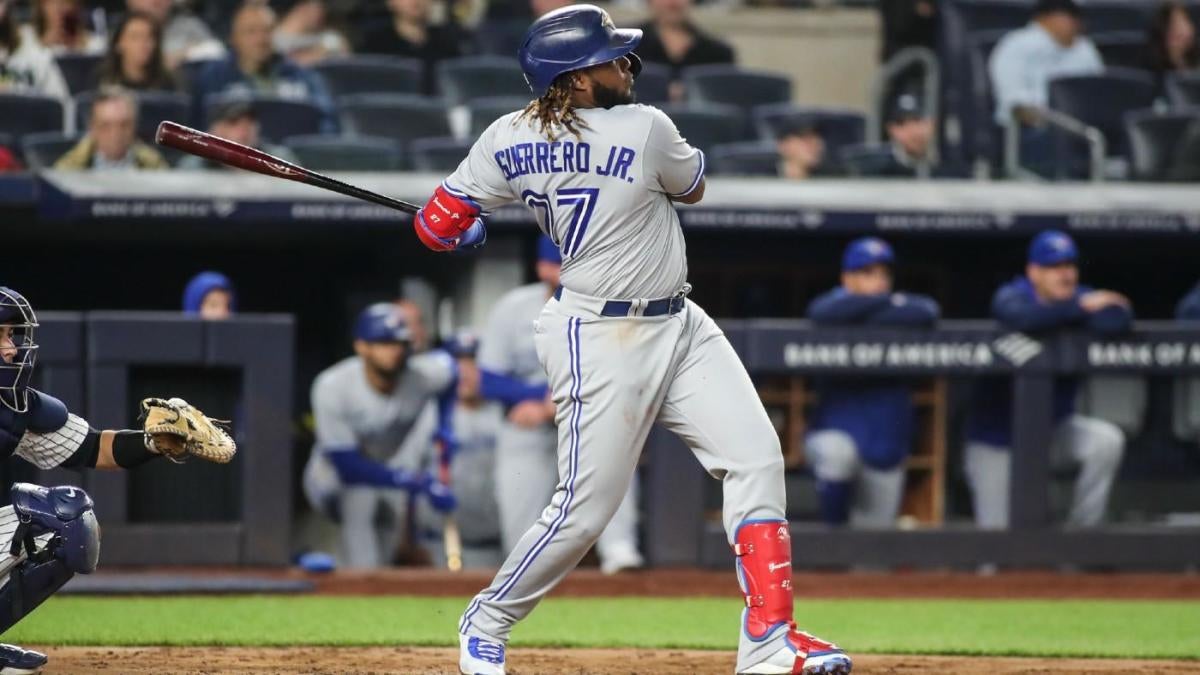 Blue Jays' Vladimir Guerrero Jr. homers three times, has hand