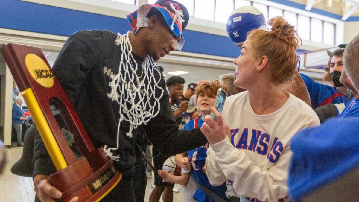 Pemain Kansas mulai menguangkan berkat NIL, berpotensi menetapkan model untuk tim pemenang gelar NCAA di masa depan