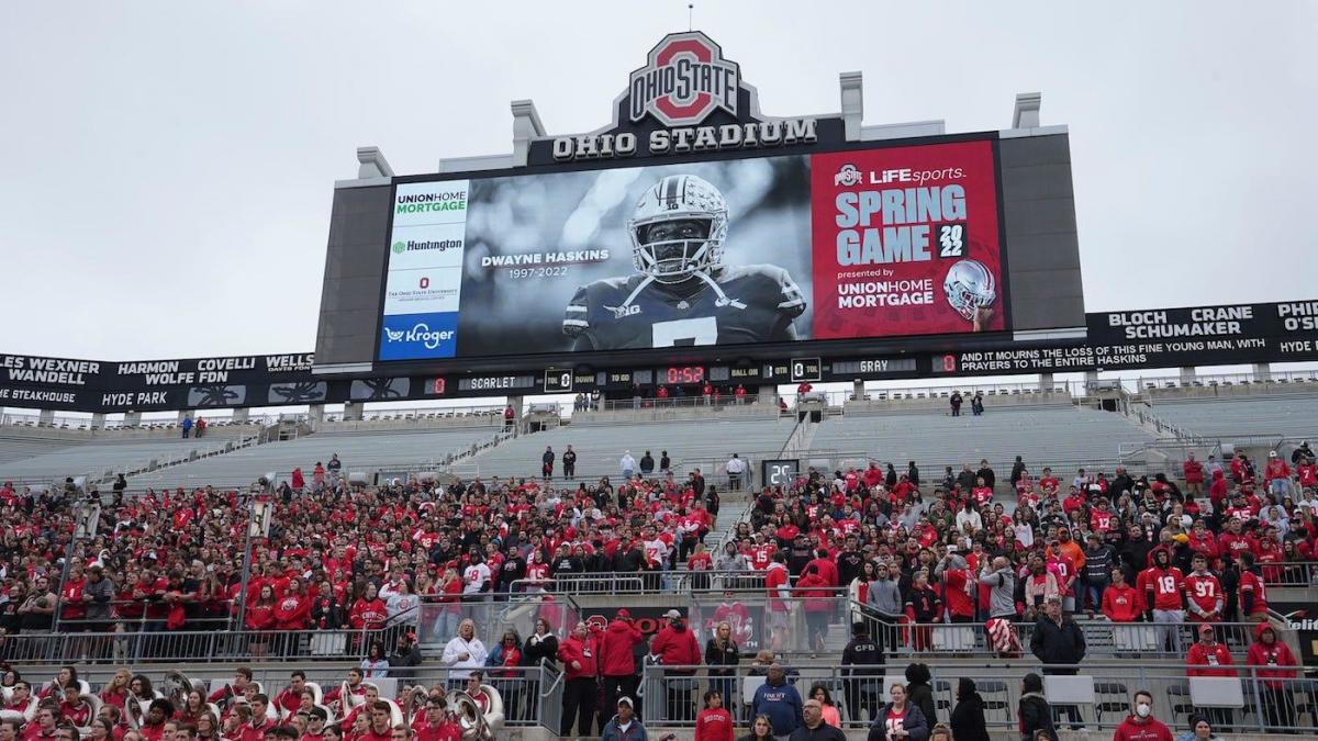 Ohio State menghormati Dwayne Haskins dengan video penghormatan yang menyentuh, stiker helm, dan lainnya selama pertandingan musim semi