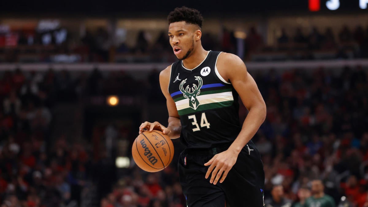 Bucks vs. Bulls prediction, odds, line: 2022 NBA playoff picks, Game 4 best bets from model on 86-56 run