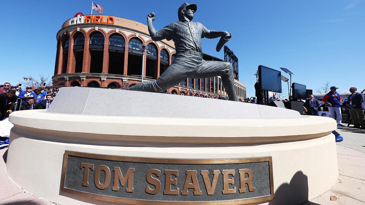 Mets honor Tom Seaver with salute, jersey, dirt-smudged right