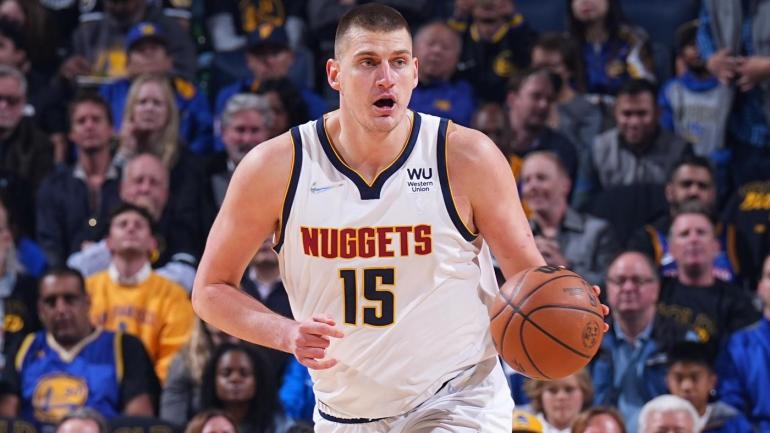 TONTON: Nikola Jokic dari Nuggets menerima penghargaan NBA MVP dari kandang kuda di Serbia