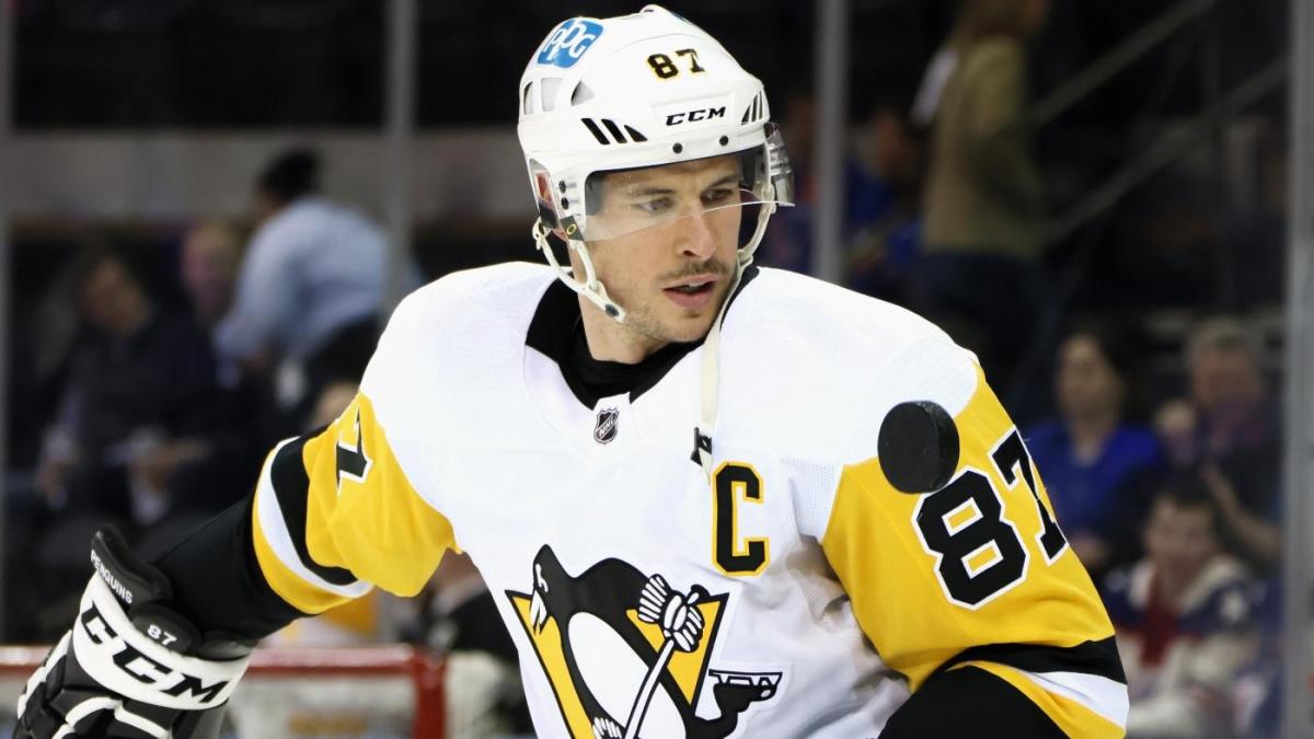 Penguins-aanvoerder Sidney Crosby verlaat de vijfde wedstrijd tegen Rangers na een klap op zijn hoofd in de tweede helft