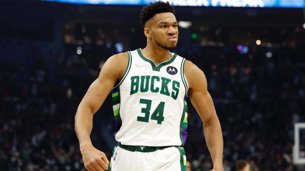 Bucks rout Hornets, 137-96; Giannis’ double-double run ends