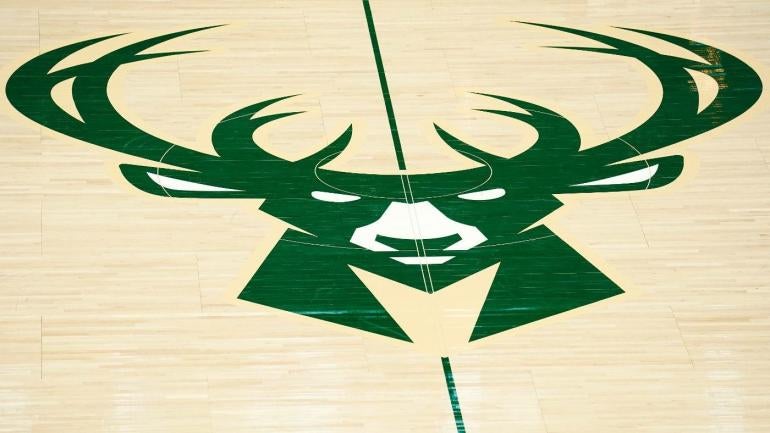 Milwaukee Bucks membatalkan pesta menonton di Deer District menyusul penembakan di dekat arena setelah Game 6