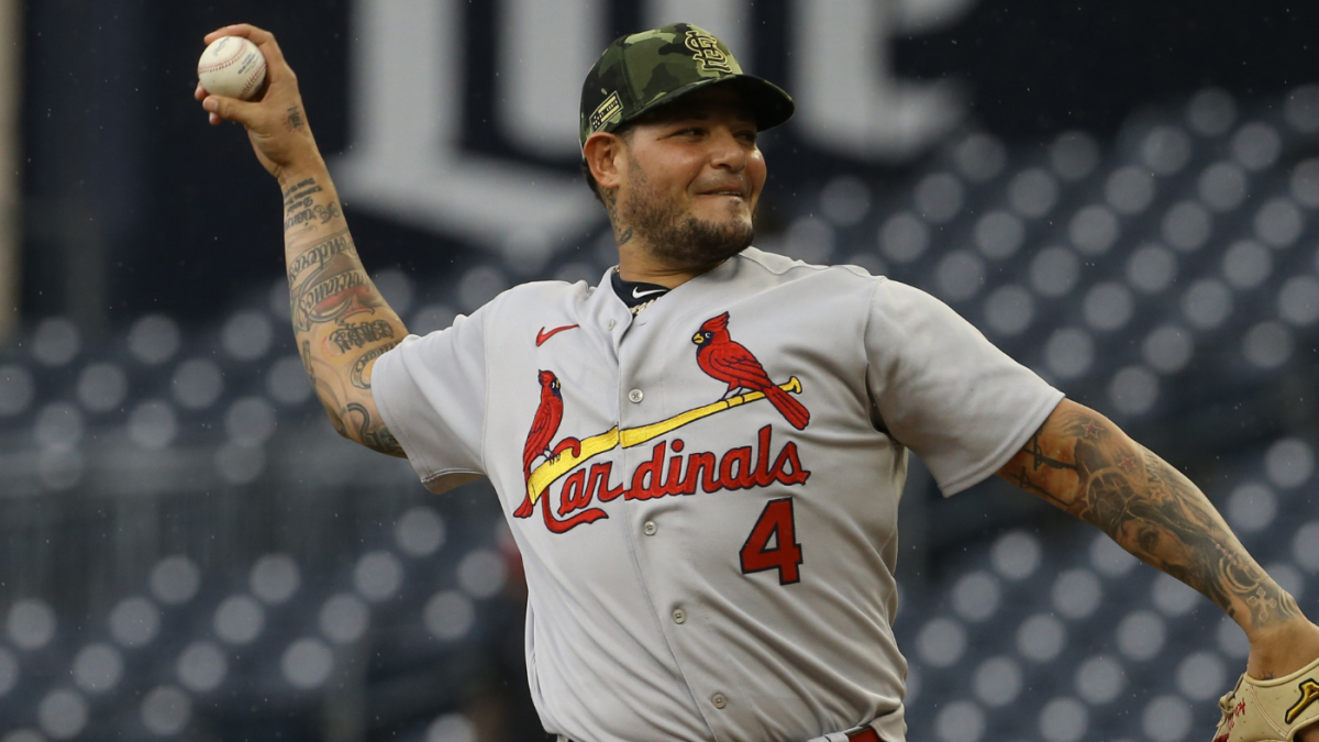 Yadier Molina makes first career pitching appearance in Cardinals