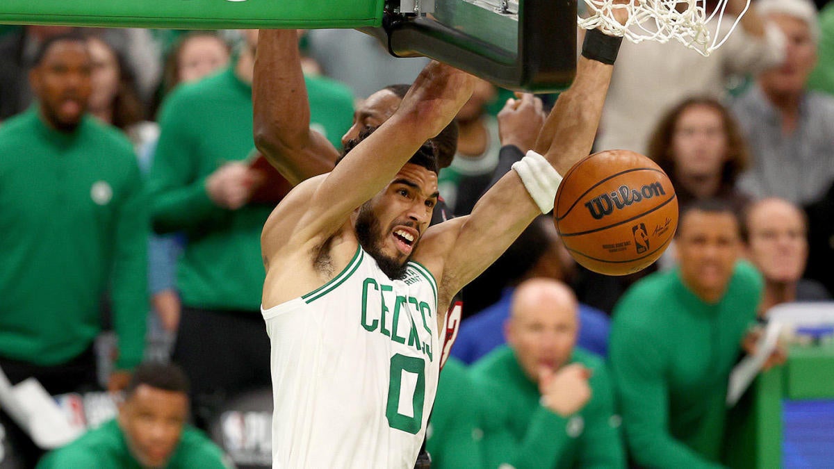 Jayson Tatum de los Celtics supera a los cinco titulares del Heat mientras la ofensiva de Miami es históricamente mala en la derrota del Juego 4