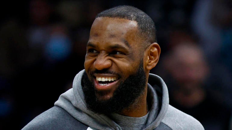 TONTON: LeBron James dari Lakers mengejutkan para siswa di I Promise School pada hari terakhir kelas