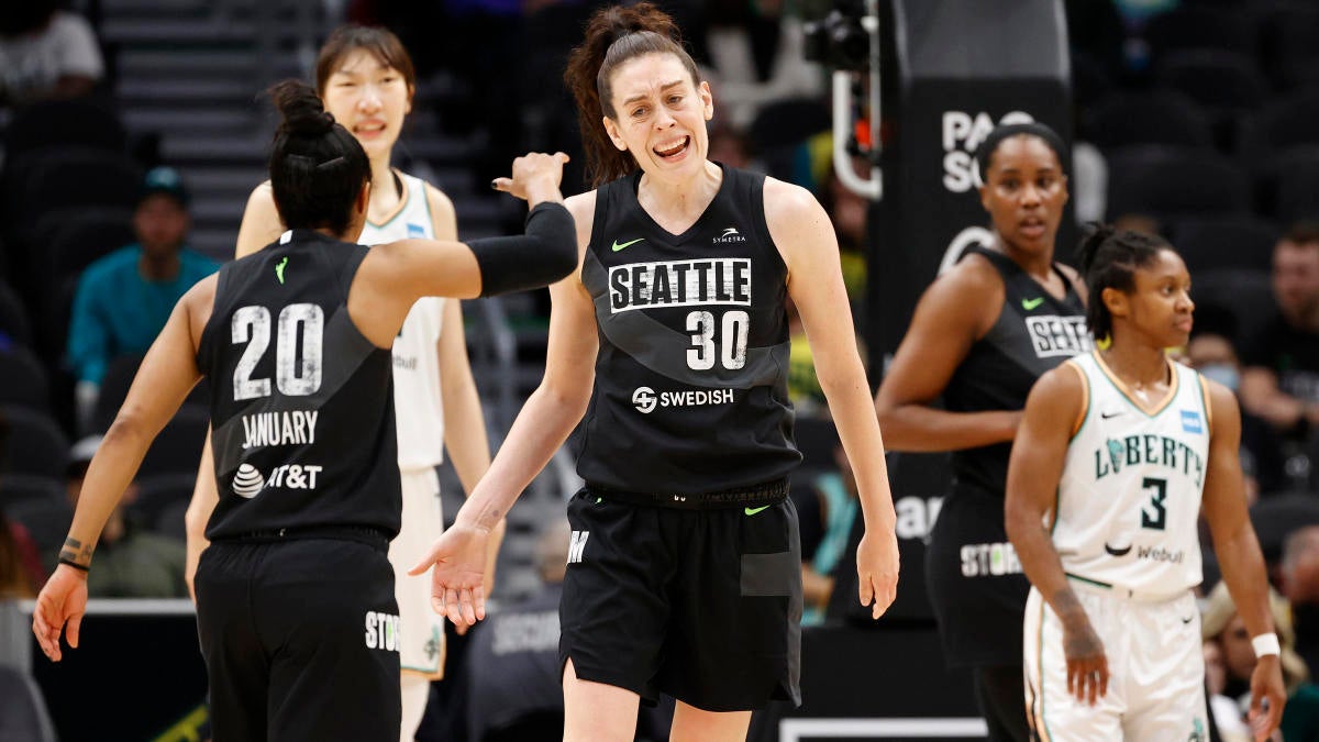 File:Breanna Stewart free throw vs Atlanta Dream at Climate Pledge Arena  (July 2022).jpg - Wikimedia Commons