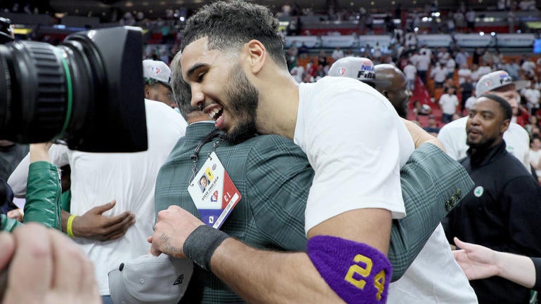 Jayson Tatum Celtics memakai ban lengan dengan nomor Kobe Bryant dalam kemenangan Game 7 atas Heat