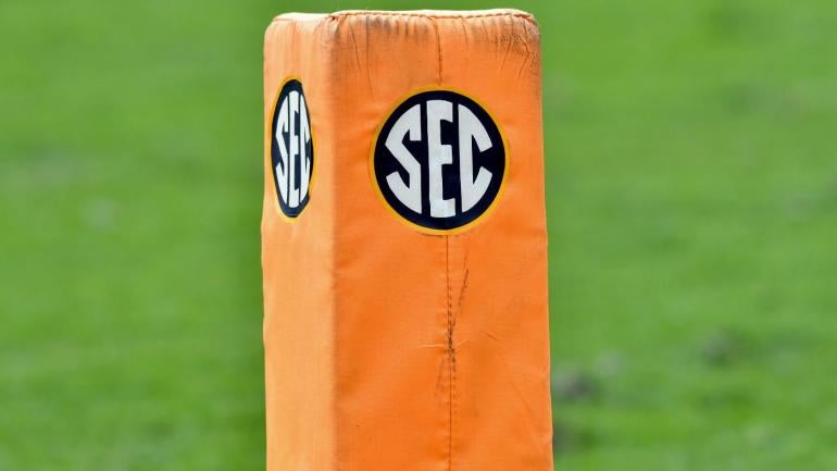 SEC berpisah karena mempertimbangkan dua opsi untuk format jadwal sepak bola di masa depan, per laporan