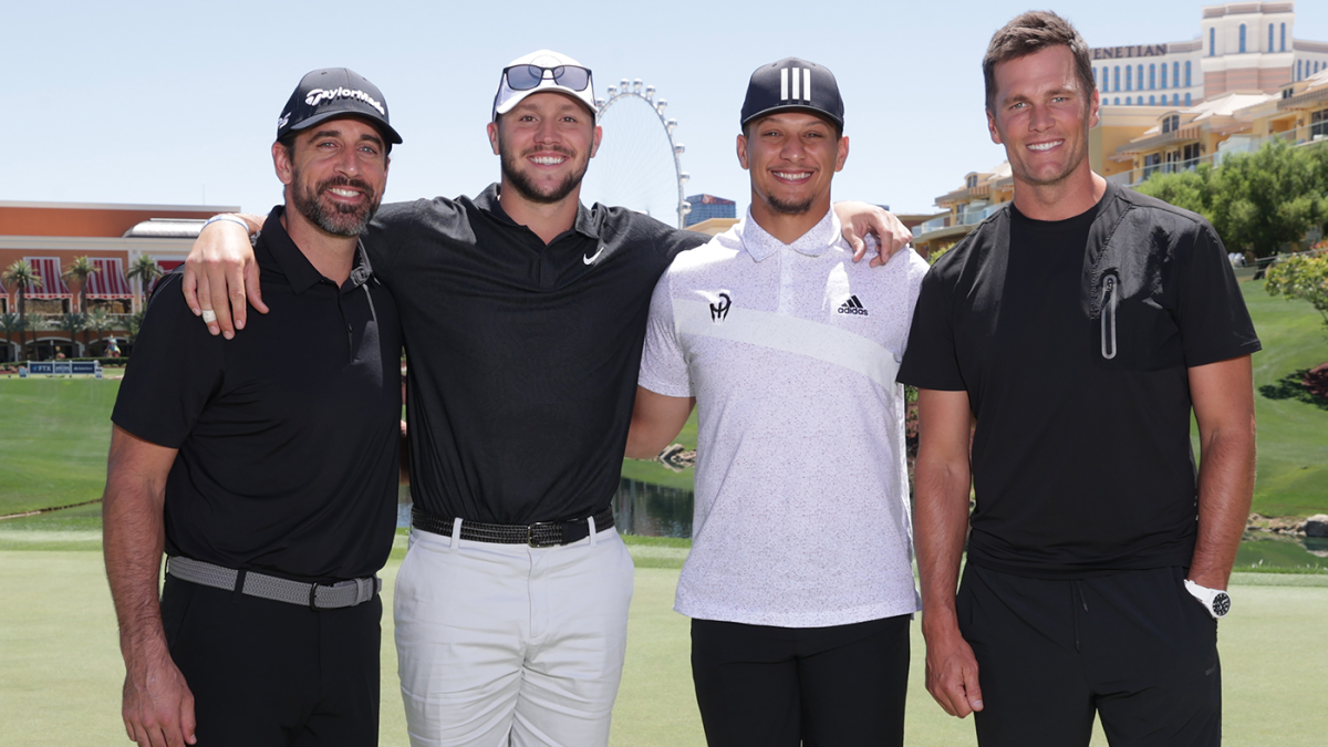 Aaron Rodgers buries birdie putt to win, 'The Match