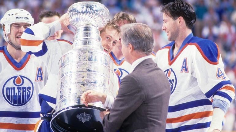 Jersey Oilers yang dipakai dalam permainan terakhir Wayne Gretzky terjual dengan rekor ,45 juta di pelelangan