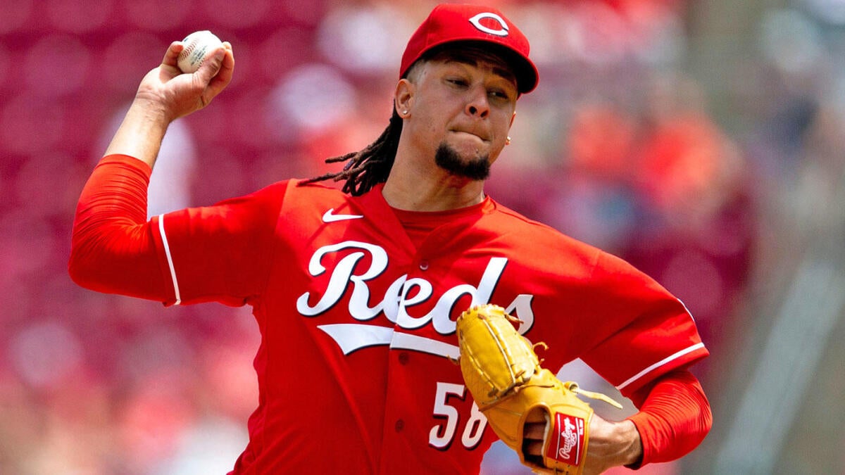 Mariners acquire All-Star starter Luis Castillo from Reds for four