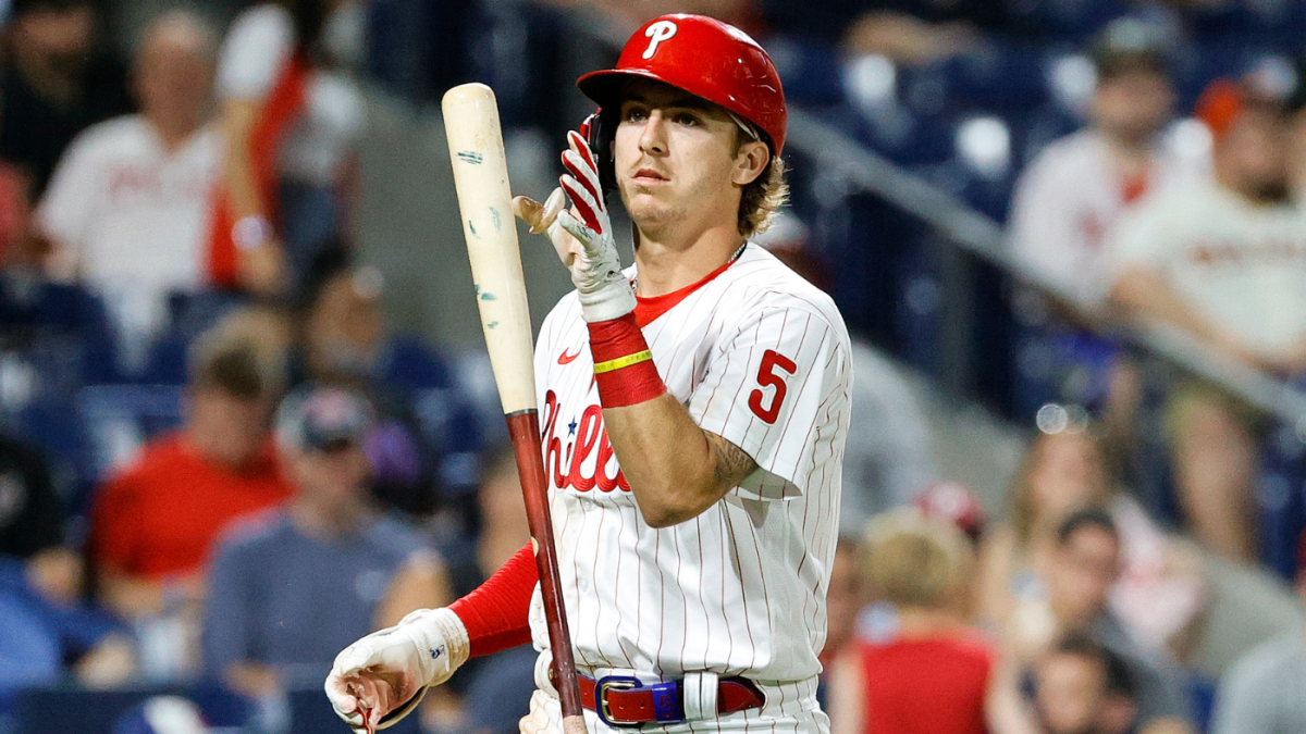 Bryson Stott of the Philadelphia Phillies catches a fly ball in the  Photo d'actualité - Getty Images