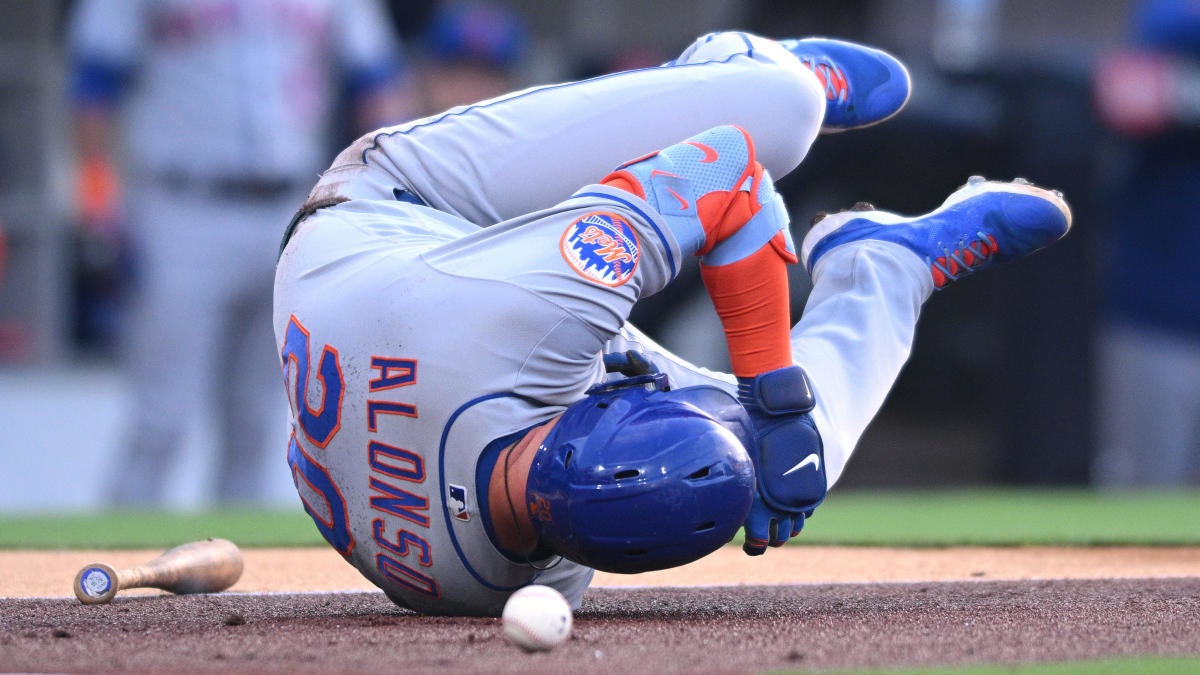 New York Mets right fielder Starling Marte (6) rounds second base