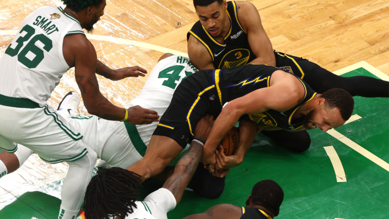 Pembaruan cedera Stephen Curry: Bintang Warriors berharap untuk bermain di Final NBA Game 4 setelah cedera kaki di scrum