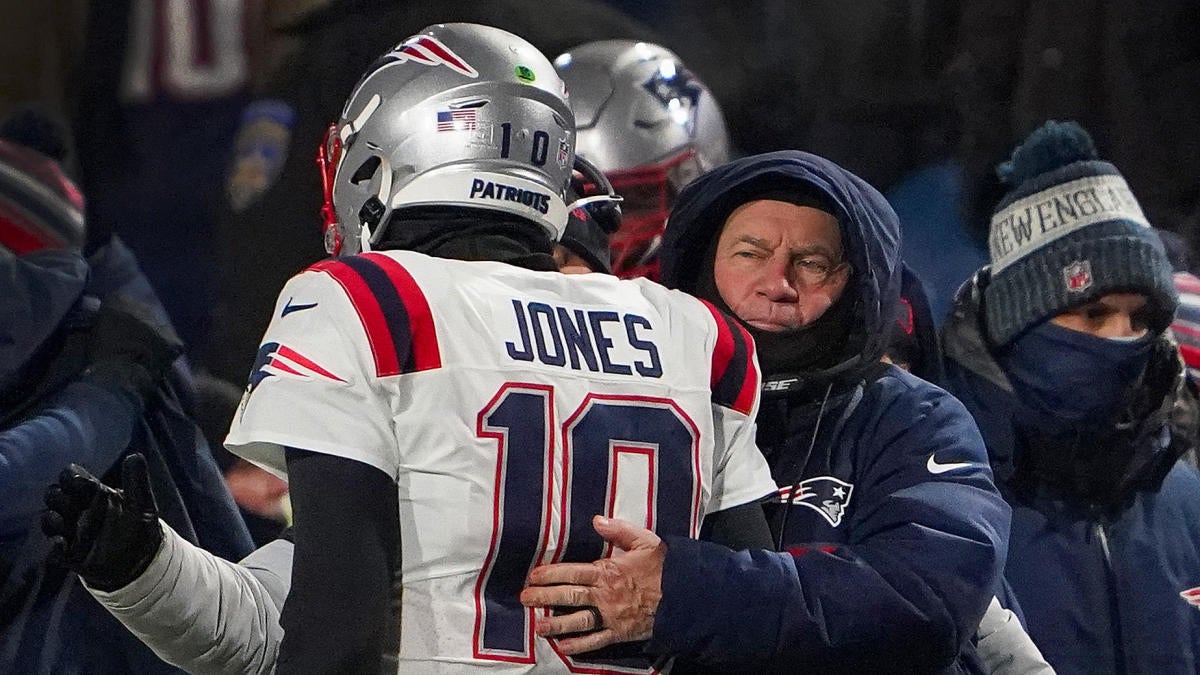 Anybody know the name of the jacket Steve Belichick is wearing in this  photo? : r/Patriots