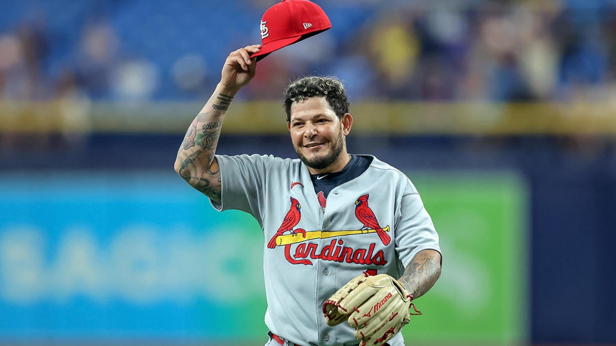 St Louis Cardinals should make Yadier Molina take pay cut