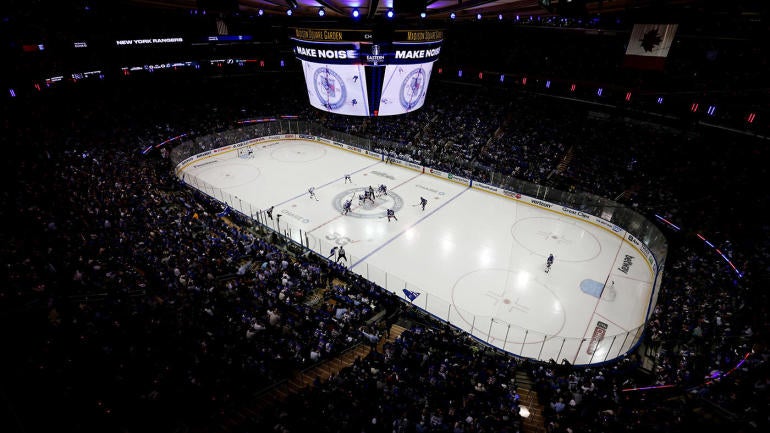 Penggemar Rangers didakwa melakukan penyerangan, dilarang dari Madison Square Garden karena meninju kipas Lightning