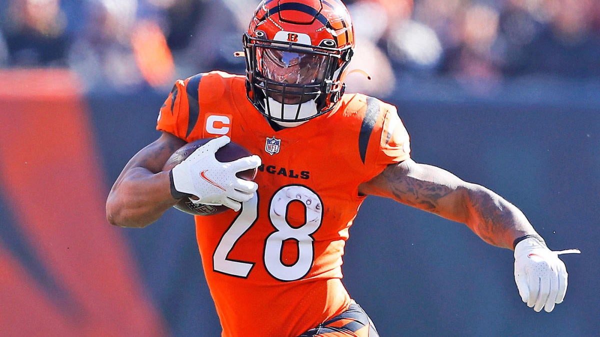 Joe Mixon tossing his game ball to the Offensive line. Love this