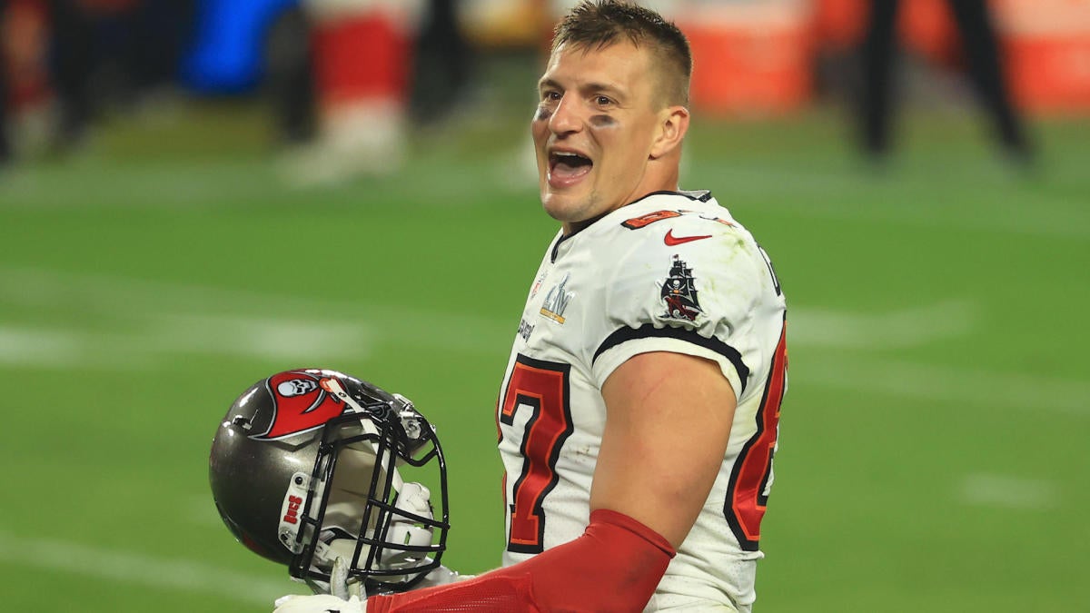 Tampa Bay Buccaneers TE Rob Gronkowski retiring from NFL for second time -  ESPN