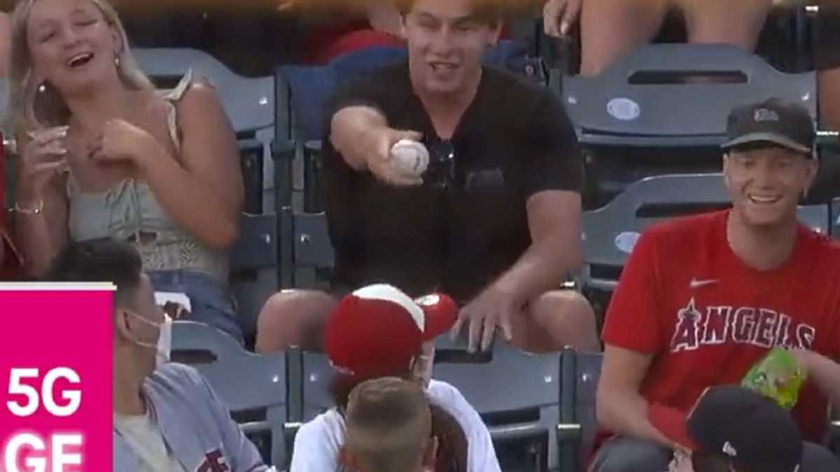 Fan at MLB game snags foul ball from kid, but the little boy ends up a  winner - CBS News