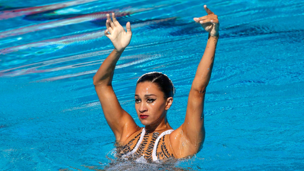 La nadadora estadounidense Anita Álvarez se hunde en la piscina durante la Copa Mundial de la FIFA 2022