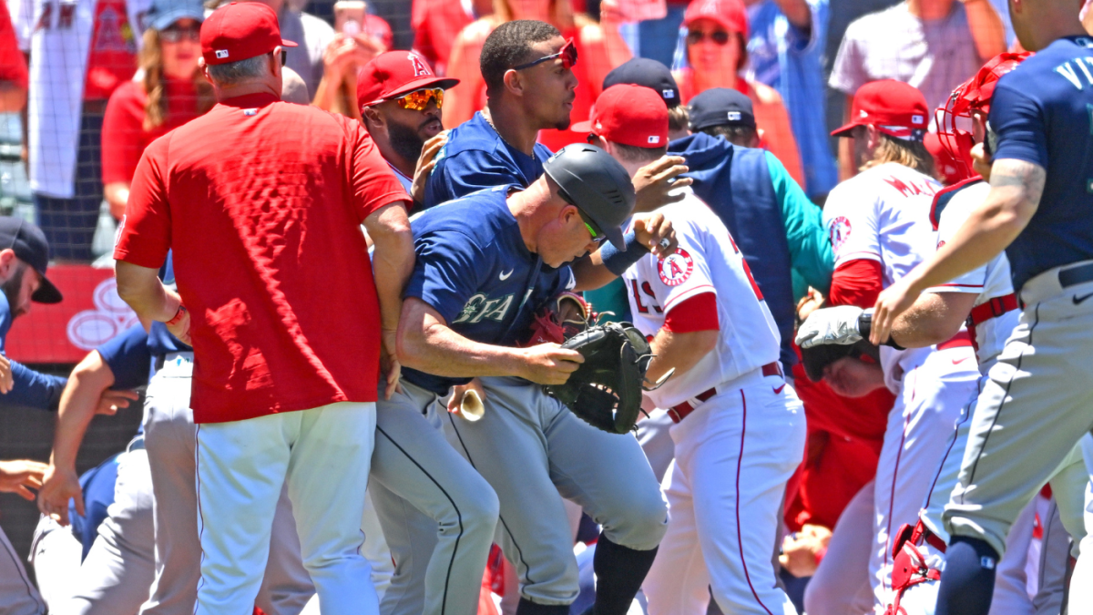 Mariners-Angels brawl: Punches thrown eight ejections made as Jesse Winker hit by pitch leads to heated fight – CBS Sports