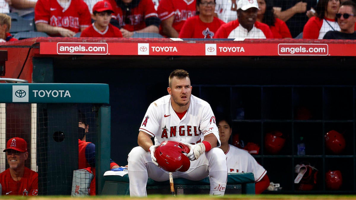 WATCH: Mike Trout points out how Angels teammate is tipping